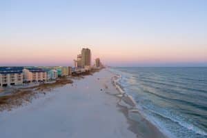 Strand en hotels Gulf Shores Alabama bij zonsondergang