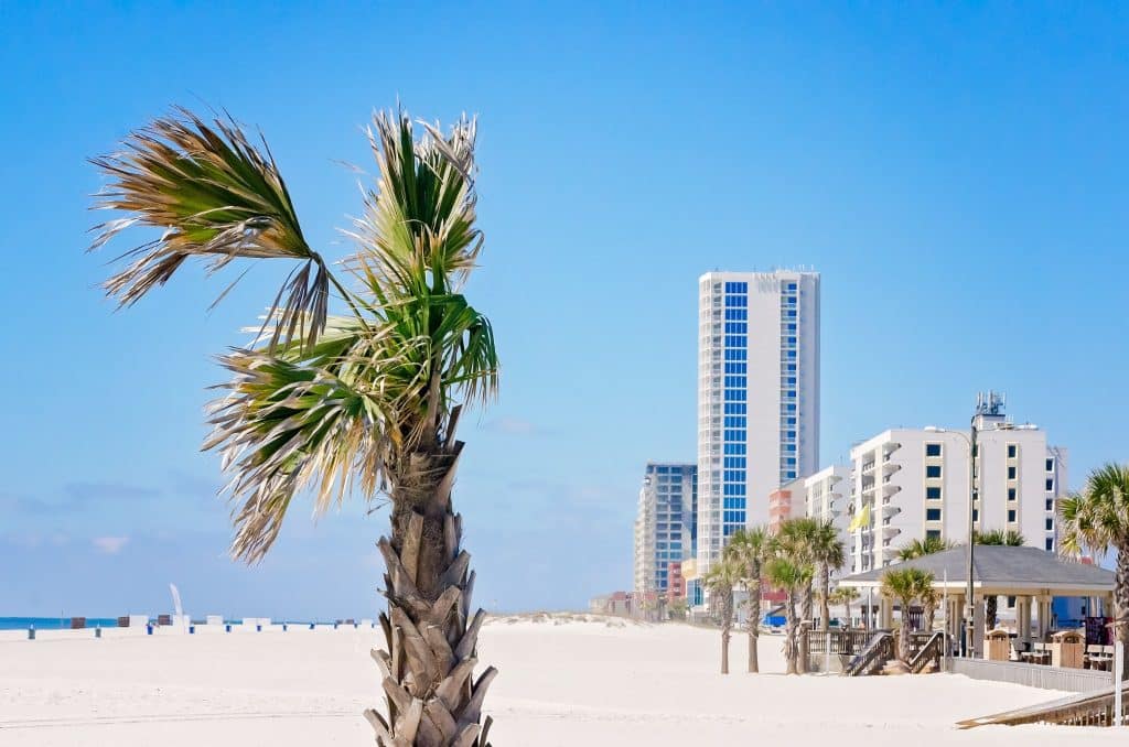 Strand Gulf Shores Alabama met palmbomen en hotels