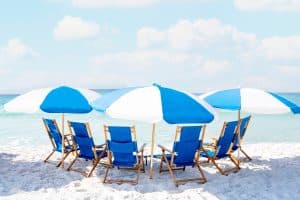 Strandstoelen Gulf Shores Alabama met parasols