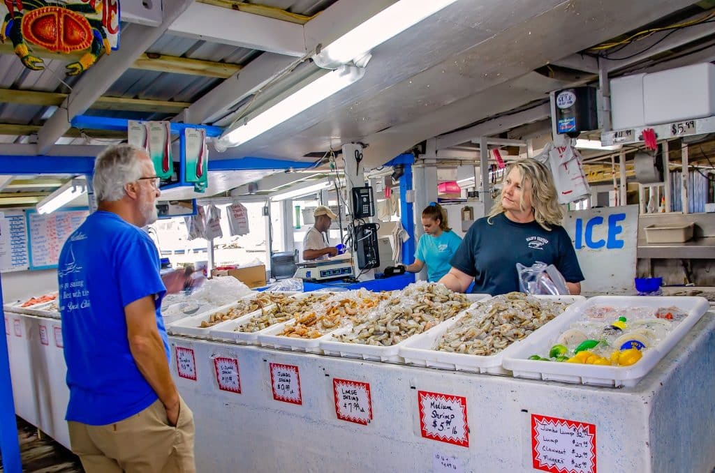 Vismarkt Gulf Shores Alabama met verse garnalen
