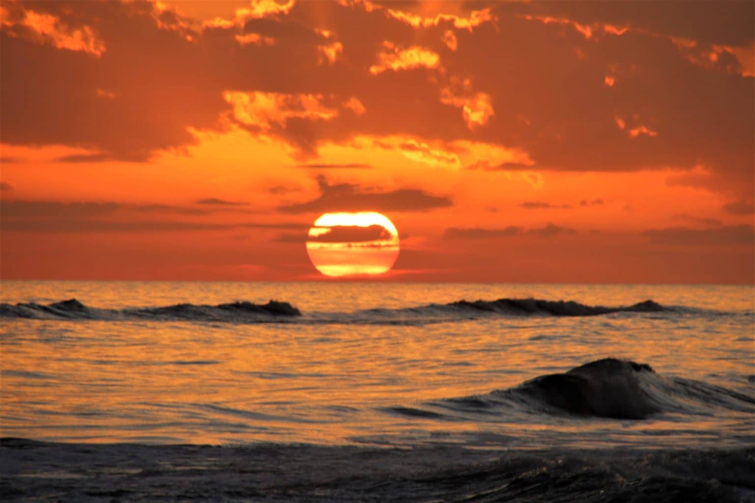 Zonsondergang Gulf Shores Alabama boven zee