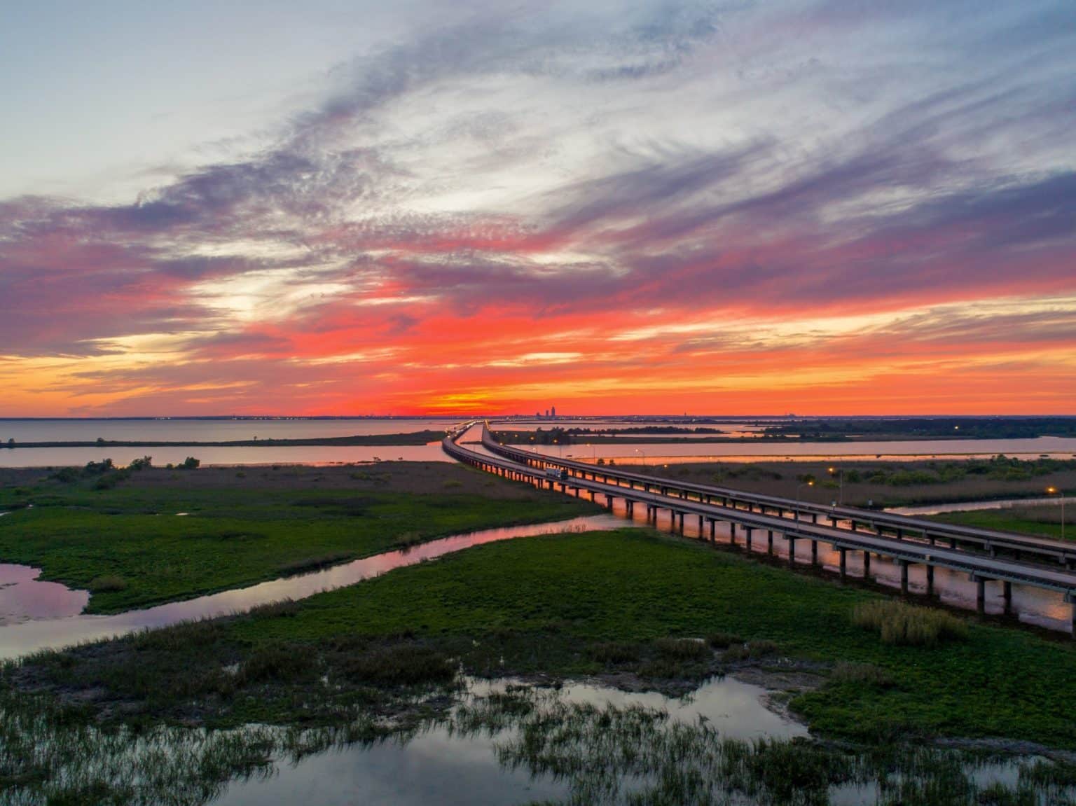 Brug over Mobile Bay bij zonsondergang in Alabama