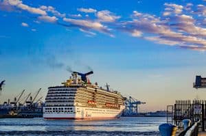 cruiseschip op water bij haven Mobile Alabama