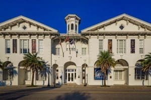 wit historisch gebouw met palmbomen Mobile Alabama