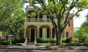 historisch huis met veranda en bomen Mobile Alabama