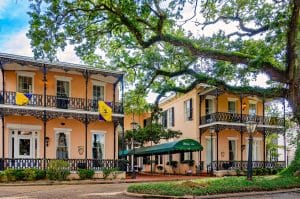 historische huizen met balkons en bomen Mobile Alabama