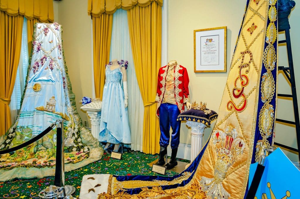 tentoonstelling met kostuums in museum Mobile Alabama
