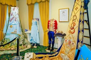tentoonstelling met kostuums in museum Mobile Alabama