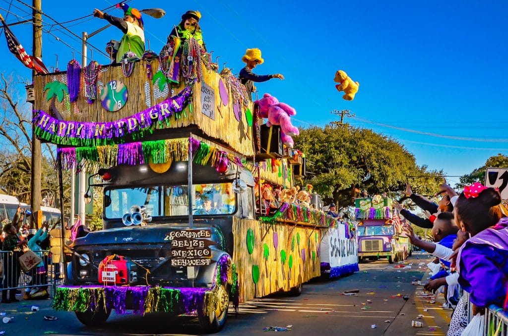 parade met versierde wagen en publiek Mobile Alabama