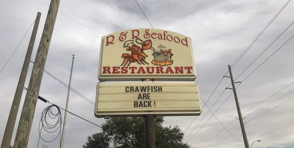restaurant met houten gevel en bord Mobile Alabama