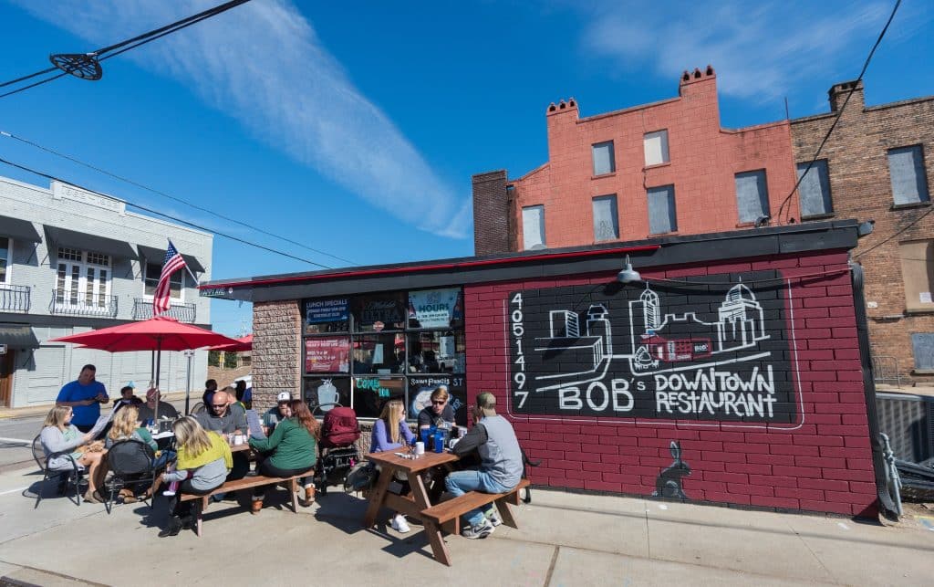 restaurant met terras en bezoekers Mobile Alabama