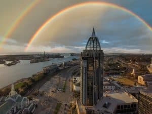 skyline met regenboog boven water Mobile Alabama