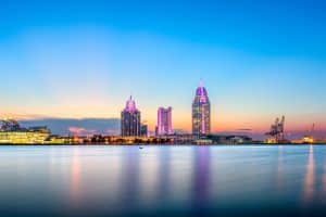 skyline bij zonsondergang aan water Mobile Alabama