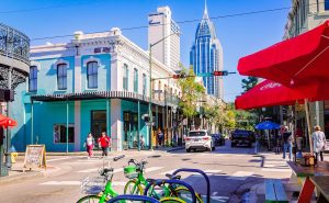 straat met kleurrijke gebouwen en fietsen Mobile Alabama