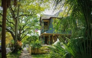 woonhuis met veranda en bomen Mobile Alabama