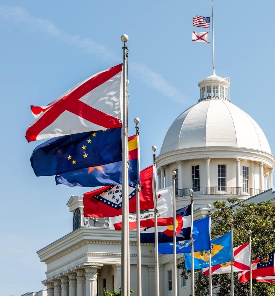 Alabama State Capitol in Montgomery met vlaggen