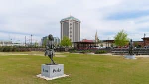 Rosa Parks standbeeld in park Montgomery Alabama