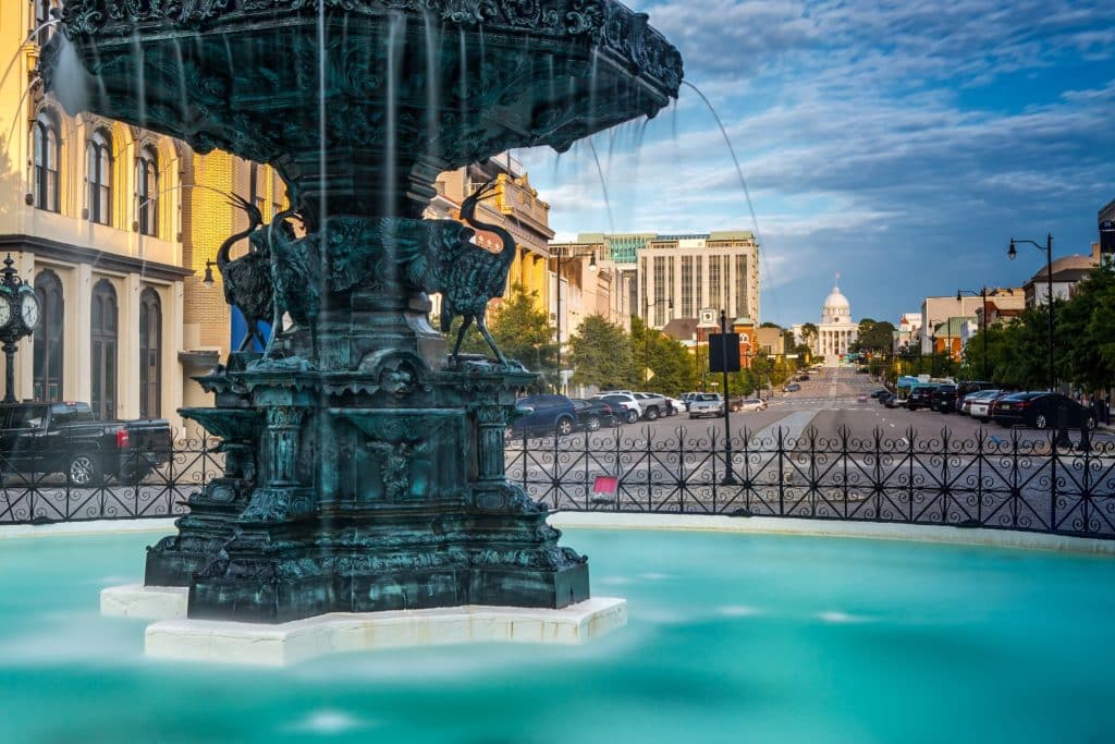 Fontein in Montgomery met Alabama State Capitol op achtergrond