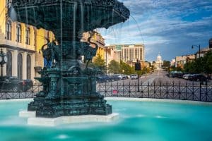 Fontein in Montgomery met Alabama State Capitol op achtergrond