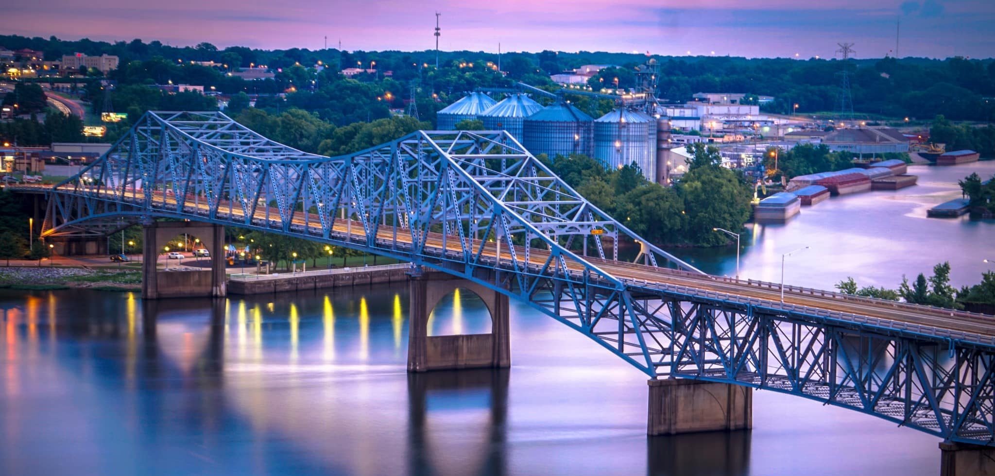 Brug over rivier in Muscle Shoals bij schemering met reflecties