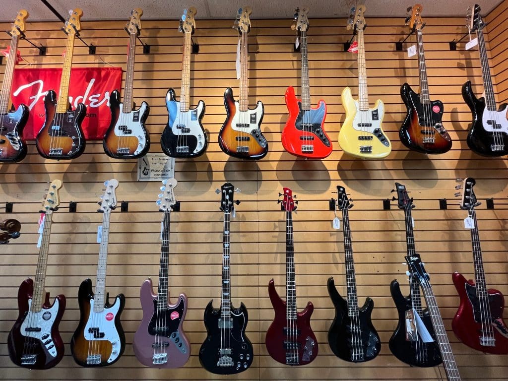 Gitaren in winkel in Muscle Shoals aan wand tentoongesteld