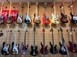 Gitaren in winkel in Muscle Shoals aan wand tentoongesteld