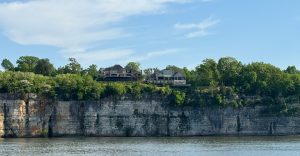 Klif langs rivier in Muscle Shoals met huizen en groen