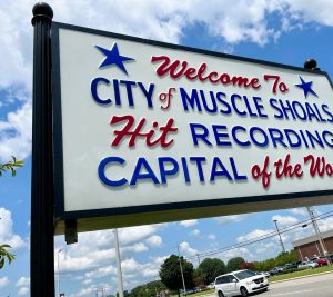 Welkomsbord in Muscle Shoals met tekst over muziekgeschiedenis