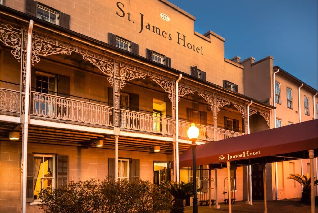St James Hotel Selma Alabama gevel avondverlichting