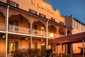 St James Hotel Selma Alabama gevel avondverlichting