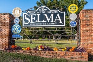 Welkomstbord Selma Alabama met emblemen en bloemen