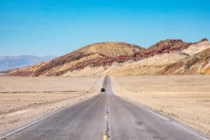 Weg langs kleurrijke heuvels in Death Valley National Park
