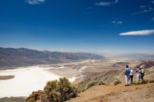 Dantes View panorama in Death Valley National Park met bezoekers