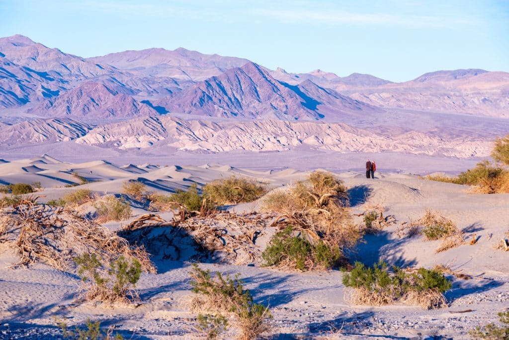 Mesquite Flat Sand Dunes in Death Valley National Park met bezoekers