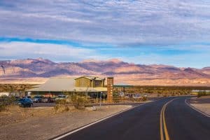 Stovepipe Wells in Death Valley National Park met gebouw en weg