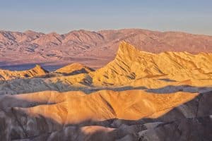 Zabriskie Point badlands in Death Valley National Park bij zonsopkomst