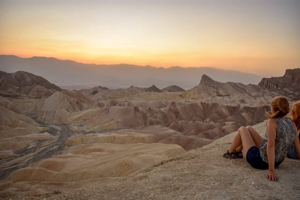 Bezoekers bij Zabriskie Point in Death Valley National Park