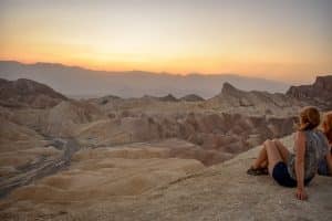 Bezoekers bij Zabriskie Point in Death Valley National Park