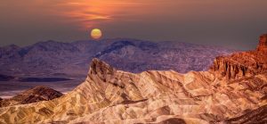 Zabriskie Point in Death Valley National Park met ondergaande zon