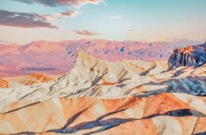 Pastelkleurige badlands bij Zabriskie Point in Death Valley National Park