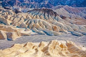 Witte erosieheuvels bij Zabriskie Point in Death Valley National Park