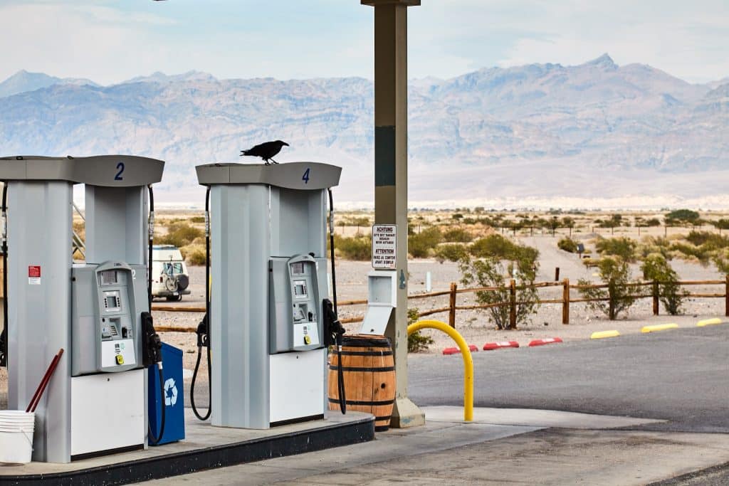 Benzinepomp in Death Valley National Park met bergen op achtergrond