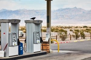 Benzinepomp in Death Valley National Park met bergen op achtergrond
