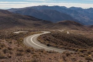 Bergweg met haarspeldbocht in Death Valley National Park