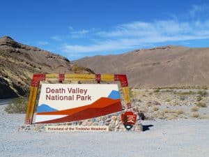 Entreebord van Death Valley National Park in de woestijn