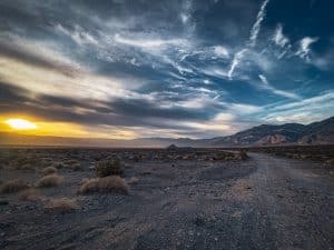 Woestijnpad in Death Valley National Park bij zonsondergang