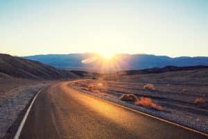 Woestijnweg in Death Valley National Park bij zonsopkomst