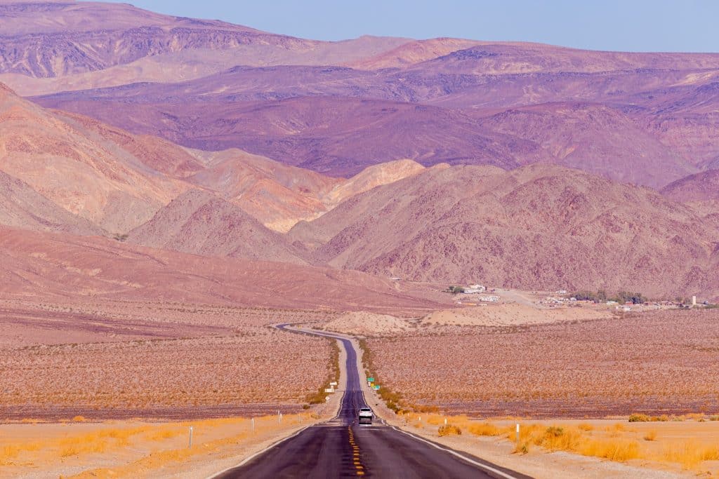 Weg door Death Valley met bergen in Californië