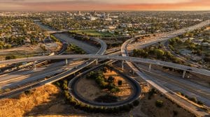 Snelwegen en stadszicht Fresno Californië