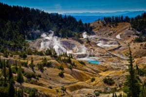 Lassen Volcanic National Park geothermisch gebied met stoom en wandelpad